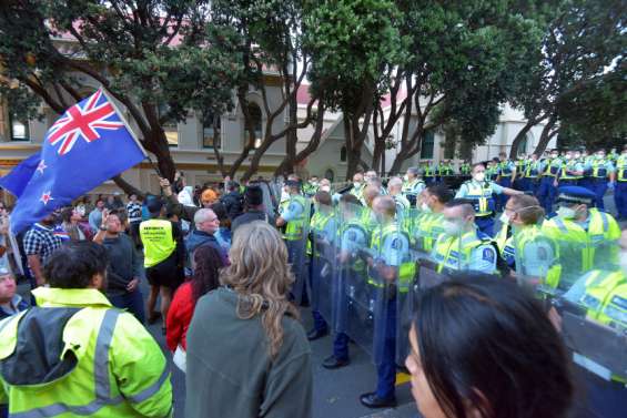 Nouvelle-Zélande : heurts entre police et manifestants anti-vaccin à Wellington