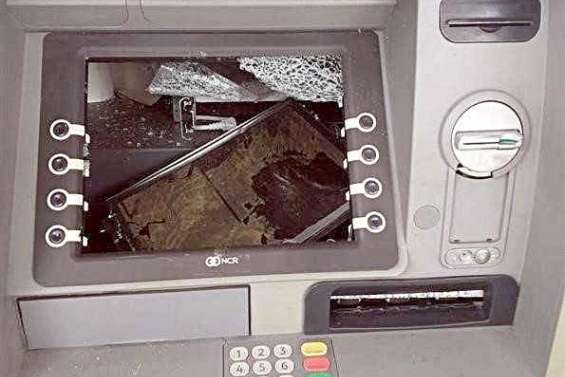 Bourail : un guichet automatique vandalisé