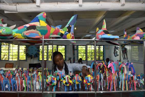 Fléau des plages au Kenya, les tongs abandonnées deviennent des objets d'art