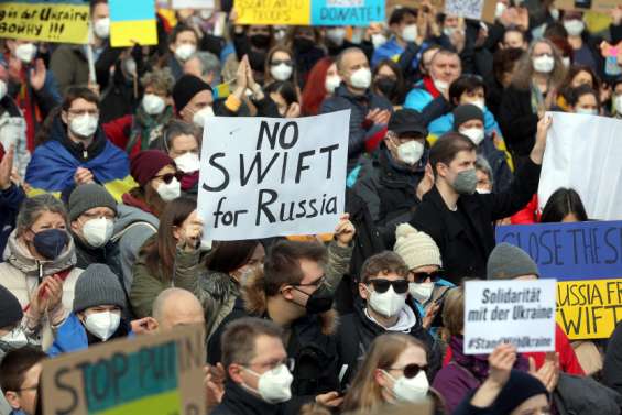 L'Occident dégaine l'arme Swift et va débrancher des banques russes