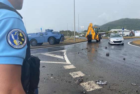 Au Mont-Dore, la VDE est bloquée dans les deux sens au rond-point de la Conception