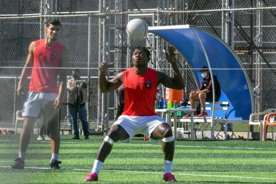 Akinyoola, buteur voyageur