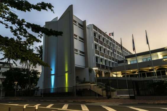 La façade de l'hôtel de ville  aux couleurs de l'Ukraine