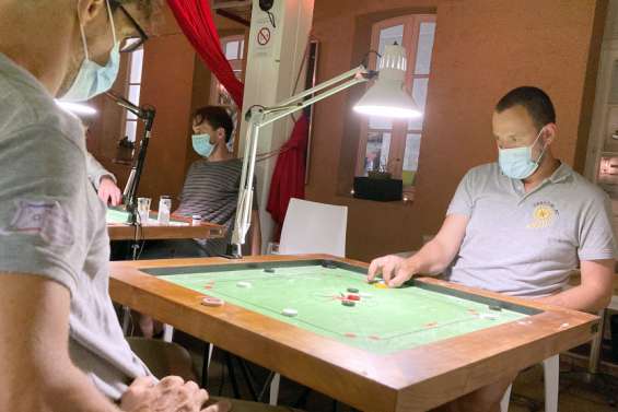 Le carrom, un jeu de précision auquel on devient vite addict