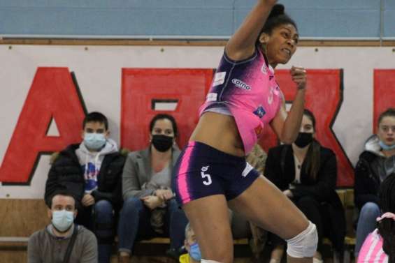 Sabine Haewegene attaque mais s'incline