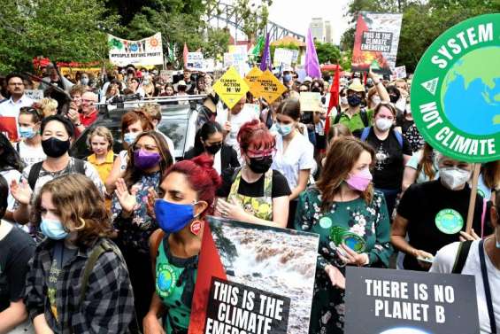 Des élèves manifestent contre le réchauffement climatique