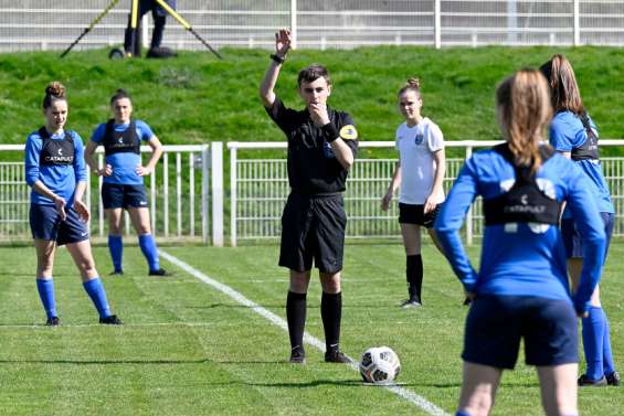 Football : des jeunes sont formés  au difficile rôle d'arbitre 