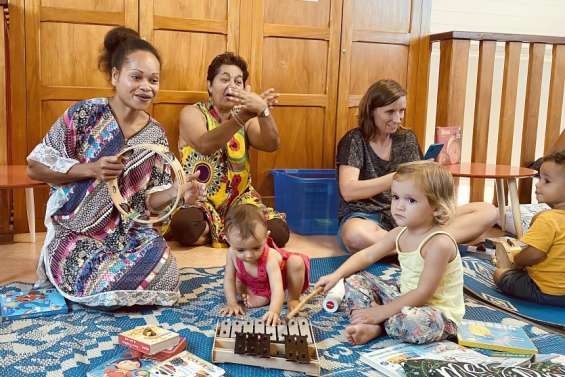 Musique et comptines éveillent les bébés à Bourail