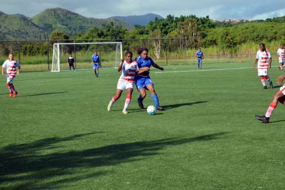 Football féminin : les équipes de tête creusent l'écart avant les vacances