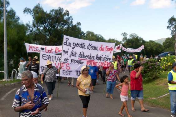 Païta : des habitants marchent pour exprimer leur 