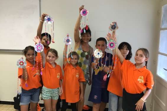 Les conseillers municipaux juniors créent des cadeaux en recyclant