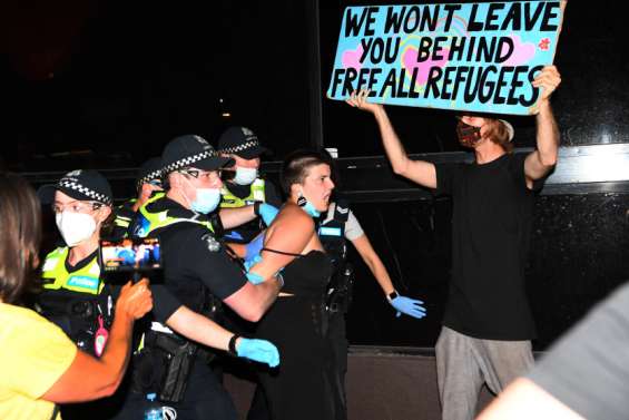Les réfugiés détenus au Park Hotel libérés