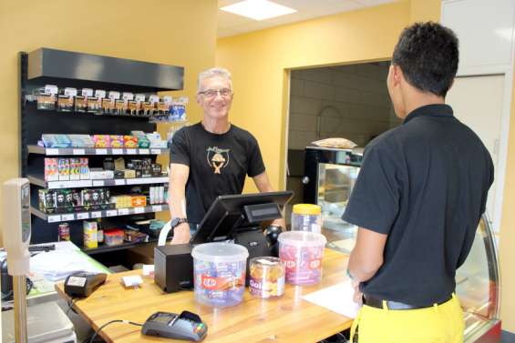 Dumbéa : une épicerie de proximité pour dépanner anciens et voisins