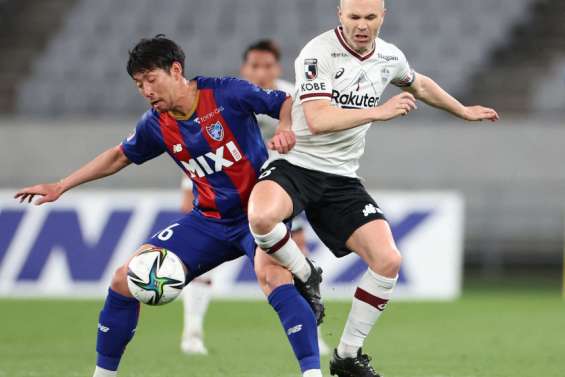Au Japon, Andrés Iniesta découvre la lutte pour le maintien