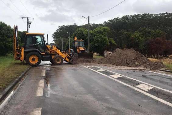 [MàJ 12h30] Tous les barrages sont levés, les navettes maritimes suspendues au Mont-Dore