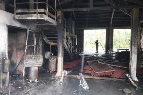 Un feu ravage plusieurs locaux du parc de la Rivière Bleue