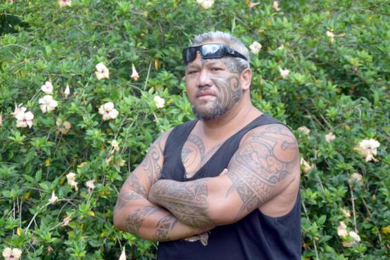 Avec Teva Taumihau, l'art du tatouage polynésien s'invite à Koné