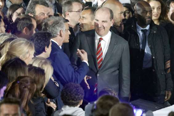 Macron planche sur le nouveau casting