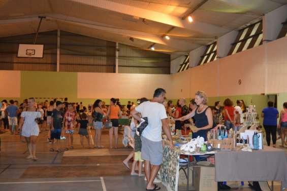 Marché nocturne de Noël à succès et à l'abri de la pluie