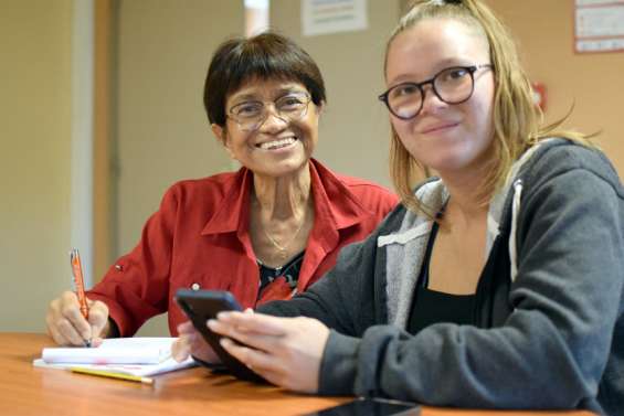 Quand des étudiants apprennent à des seniors comment utiliser un smartphone