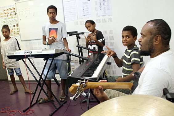 Koné : les internes s'initient à la musique et au chant