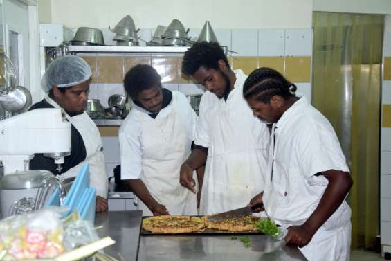 Avec l'ALP de Koumac, les élèves prennent les manettes du restaurant