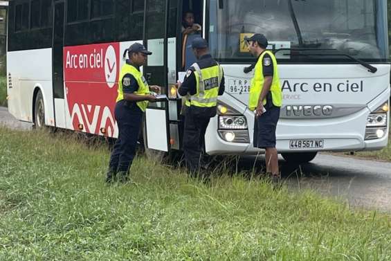Une dizaine de bus scolaires contrôlés au nord du village