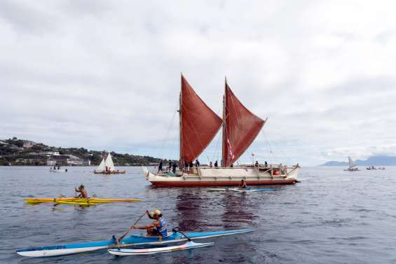 Une pirogue traditionnelle relie Hawaï à Tahiti grâce aux étoiles
