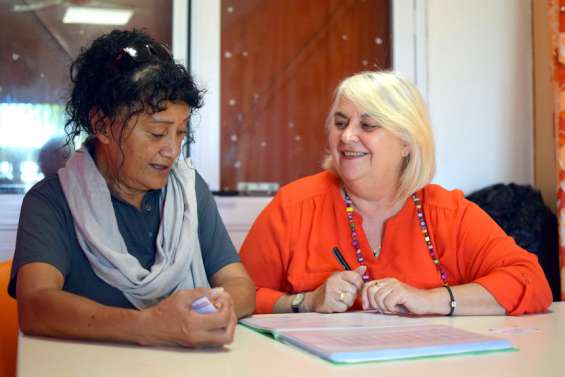 Écrivains publics, ils prêtent leur plume à ceux qui n'ont pas les mots