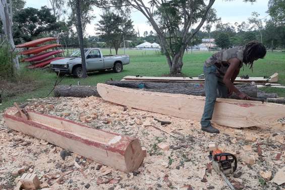 La Foa : construire une pirogue en faisant 