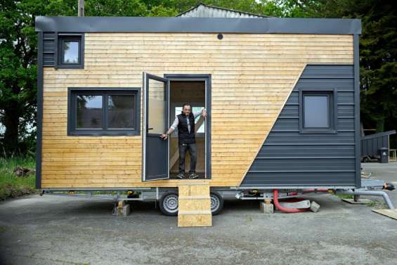 Des sans-abri construisent des 