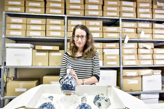 Une restauratrice aux petits soins pour les trésors du musée Maritime