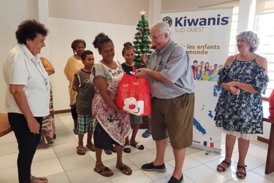 A la mairie, remises de dons en série  aux associations