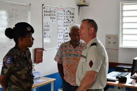 Le commandant du RSMA en visite au régiment de Koné