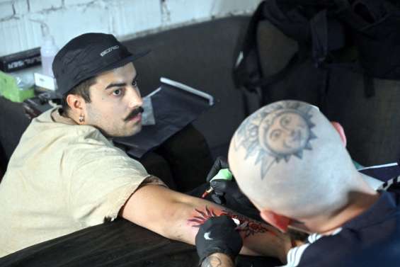 En Ukraine, l'élan patriotique s'exprime aussi en tatouages