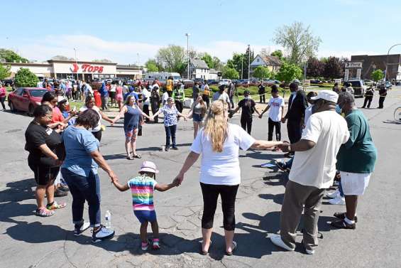 Choc, incompréhension et colère après la tuerie raciste à Buffalo