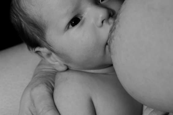 Inciser la langue des bébés, une opération trop à la mode