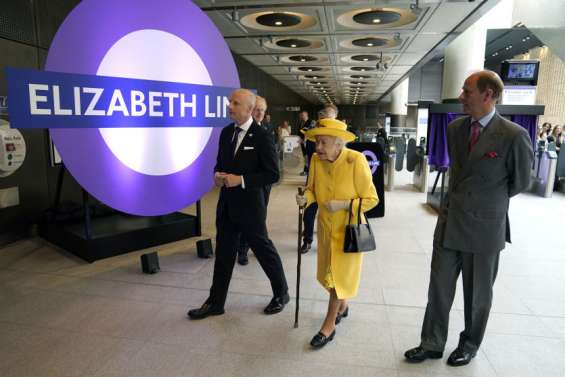 Visite surprise d'Elizabeth II dans le métro