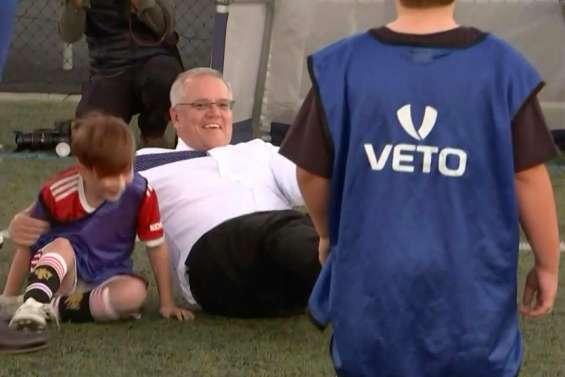 Le Premier ministre joue au foot et... renverse un enfant