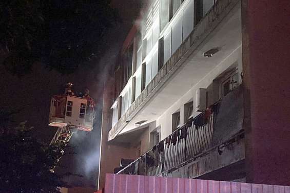 [VIDÉO] Immeuble en feu à Sainte-Marie : une famille à reloger, trois chiens portés disparus