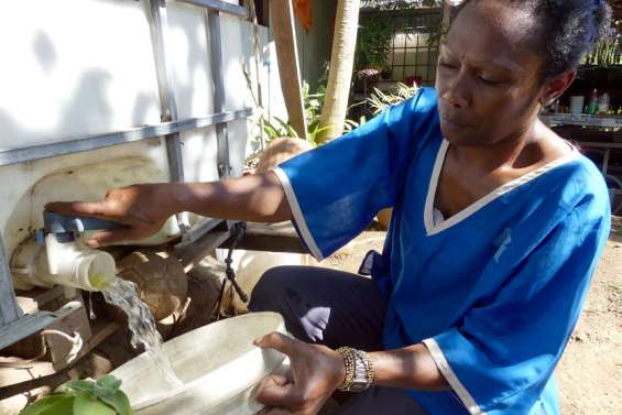 Dumbéa : au squat du Caillou bleu, la colère s'installe après six ans sans eau courante