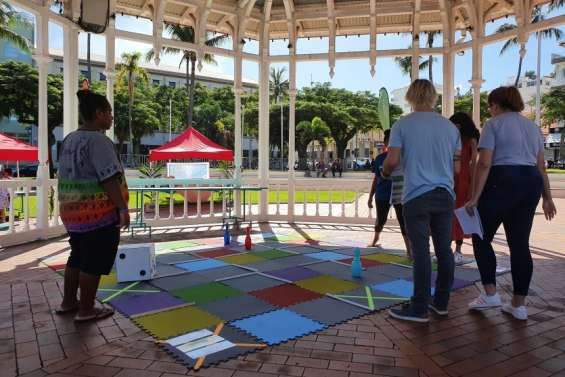Journée de sensibilisation à la santé des femmes sur la place des Cocotiers