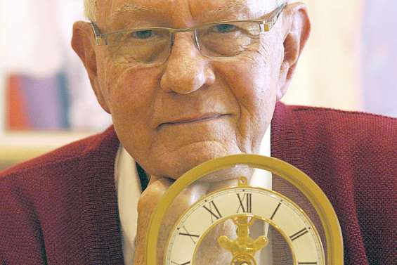 [GROS PLAN 5/5] « Émotion » et « tristesse » après la mort de ce « géant » de la politique