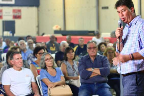 Thierry Santa en réunion à Boulouparis
