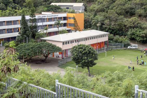 Un prédateur sexuel enlève une collégienne à la descente du bus pour abuser d'elle