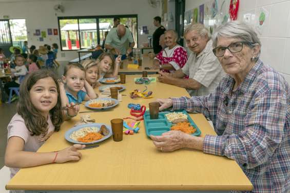 Nouméa : un repas à la cantine pour se faire rencontrer les générations