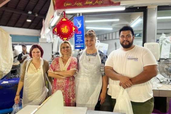 Virginie Ruffenach à la rencontre des nouméens au marché
