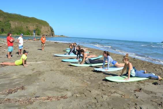 Les femmes se testent au surf à Bourail