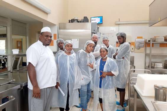 Des élèves du Lycée professionnel de Koumac échangent sur le gaspillage alimentaire à La Foa