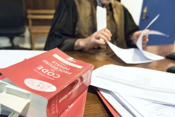 Il fend le crâne de sa femme et du beau-frère avec un sabre : 